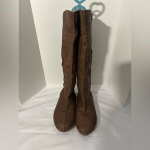 Ladies cute boots both leather like upper and elastic stretch for size 6